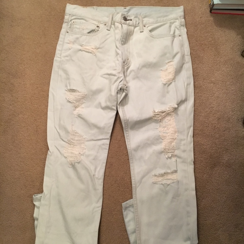 Men distressed Levi denim